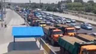 Tehranda yük maşını sahibləri avtomobillərini yolda saxlayaraq etiraz etdilər - VİDEO 