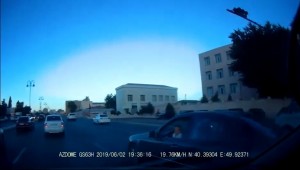 Babək prospektində "avtomobil sürən" uşaq  - VİDEO