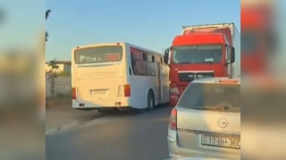 Sərnişinlə dolu avtobusu əks yola çıxarıb təhlükə yaratdı - VİDEO