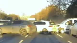 Pişiyi vurmamaq üçün qəfil dayandı; zəncirvari qəza baş verdi - ANBAAN VİDEO 