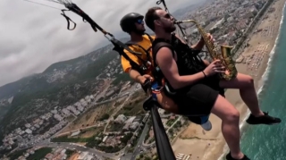 Paraşütlə tullanan türkiyəli müsiqiçi göydə saksafon çaldı - VİDEO 