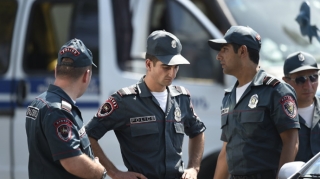 Ermənistanda polis bazarı bağladı