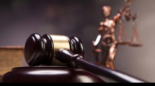 Birlikdə yaşadığı qadını ölürən müəllimin məhkəməsi başlayır