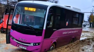 Sumqayıtda avtobus palçıqlı yolda batdı - VİDEO