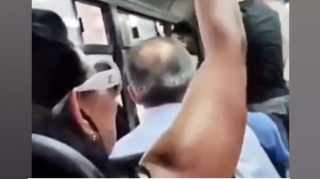 Bakıda qadın avtobusda "şou" göstərdi ; heç kim ona baş qoşmadı  - VİDEO