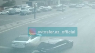 Tələskənlik edən "Opel" sürücüsü  qırmızıda dayanan "Toyota"nı vurdu  - VİDEO