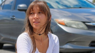 Kommunal xərcləri ödəməmək üçün maşınında yaşayır 