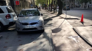 Avtomobilini səkidə saxlayan sürücüyə şikayətçidən “əngəl olma” mesajı
