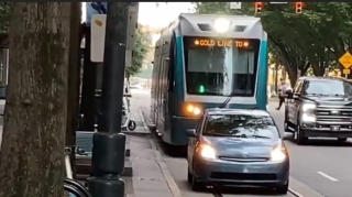 Tramvay yolunu kəsib, mağazaya gedən "Prius" sürücüsü   - FOTO