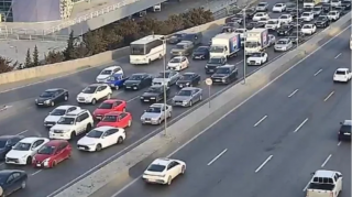 На каких улицах Баку 4 марта наблюдаются транспортные заторы? 