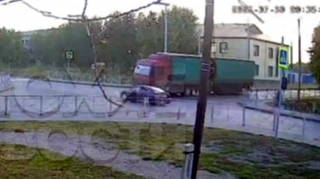 Qırmızıdan keçən maşın yolayrıcında yük avtomobili ilə toqquşdu; 1 ölü, 3 yaralı - VİDEO 