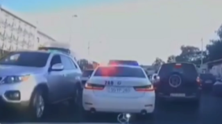 Yol polisləri hamilə qadını doğuşa belə çatdırdı  - VİDEO