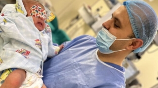 "Badam" Medical Centerdə eyni gündə 3 körpəyə unikal əməliyyat  - FOTO