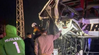 Türkiyədə sərnişin avtobusu TIR-a çırpılıb, ölənlər və yaralılar var 