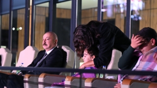 Ana nəvazişi ilə... - Fotolar 