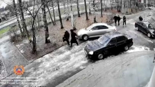 Sərxoş qadın sürücü iki qzı vurdu – Qorxudan başqa maşınla da toqquşdu - VİDEO 