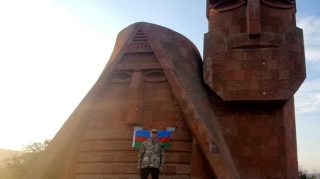 Bu şəkli gündəm olan eks-deputat oğlu işdən ÇIXARILDI 