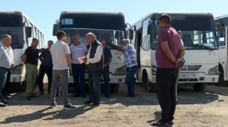 Bakıda avtobus sürücüləri sərnişinləri daşımaqdan imtina etdi - VİDEO 