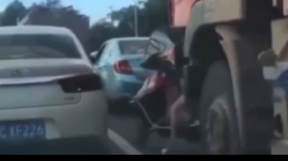 Yük maşını motosikletin üstündən keçdi  - VİDEO