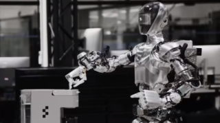 10 saat kofe hazırlayamağı öyrənən robot   - VİDEO