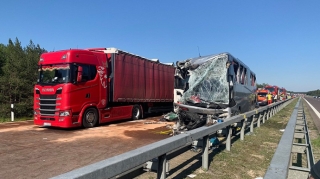 Avtobus və yük maşını toqquşdu: 20-dən çox ölü 