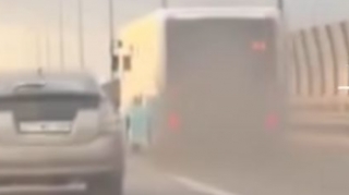 Sərnişinn avtobusundan çıxan tüstü yolda təhlükəli vəziyyət yaratdı - VİDEO