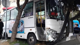 Bakıda sərnişin avtobusu ilə yük maşını toqquşub, yaralananlar var   - FOTO