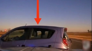 Yol polisi tabesizlik göstərən sürücünü vurub yoldan kənara atdı - VİDEO