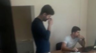 “Qanun” nəşriyyatında karantinin pozulması ilə bağlı videogörüntü yayılıb - VİDEO