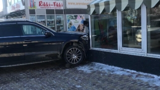 Avtomobil ticarət mərkəzinə çırpıldı: Üç nəfər öldü 