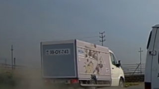 Bakıda şirkət maşınının sürücüsü "avtoşluq" etdi - polis hərəkətə keçdi  - VİDEO