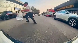 Maşınların arasından qəfil yola qaçan uşaq  qəzadan son anda xilas oldu  - ANBAAN VİDEO