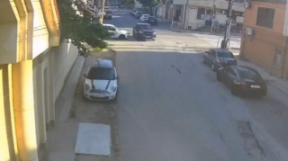 “Changan” qırmızıdan keçib qəza törətdi;  içindəki uşaq yola düşdü - VİDEO 