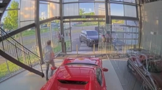 Avtoservisdə yanğın: Salon işçisi lüks maşınların yanmasına mane oldu - VİDEO 