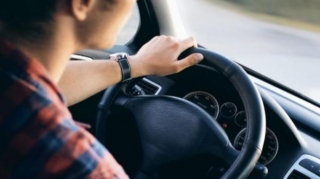 Bakıda polisdən "qaçmaq" istəyən sürücünü anası İFŞA ETDİ 