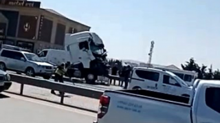 Bakı-Sumqayıt yolunda "TIR"  dəmir arakəsmələrə çırpılıb  - VİDEO