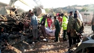 Pakistanda avtobus qəza nəticəsində yandı, 41 nəfər öldü  - FOTO
