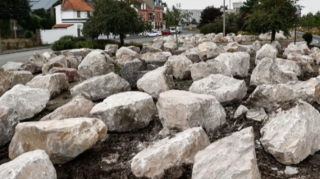 Fransada küçələrə nəhəng qaya parçaları döşəndi - FOTO 