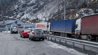 Ermənistanda nəqliyyatın hərəkəti iflic oldu - Lars yolu bağlandı 