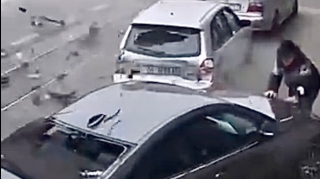 Avtomobillə toqquşan 70 yaşlı kişi görün nə etdi  - VİDEO