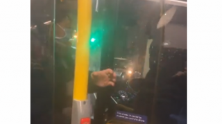 Avtobusda dava:  sürücü sərnişinə hücum edib döydü  - VİDEO