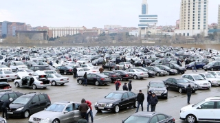 Maşın bazarında qan töküldü 