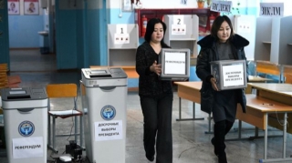 Qırğızıstanda prezident seçkiləri və referendum başa çatıb