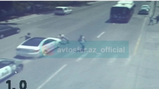 "Prius"  keçiddə piyadalara yol verən "Hyunday"ı vurdu  - VİDEO