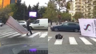 Bakıda külək küçə lövhəsini vətəndaşın üzərinə aşırdı  - VİDEO