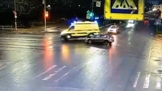 Təcili yardım maşını qəzaya düşdü; xəstəxayana aparılan xəstənin çiyni sındı - VİDEO 