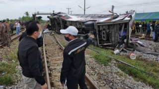 В Таиланде поезд протаранил автобус, десятки погибших и раненых