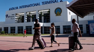 Antalya hava limanında YENİ QAYDA:  Qonaqları qarşılamaq üçün adlar yazılan lövhədən istifadə qadağan edilir 