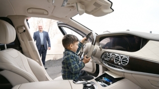 Prezidentin avtomobilinin sükanı arxasına əyləşdi 