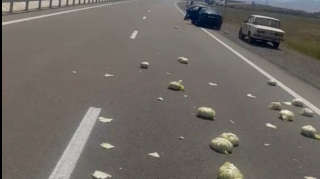 “Mercedes” yük maşınıyla toqquşdu, 4 nəfər ağır xəsarət aldı    - VİDEO